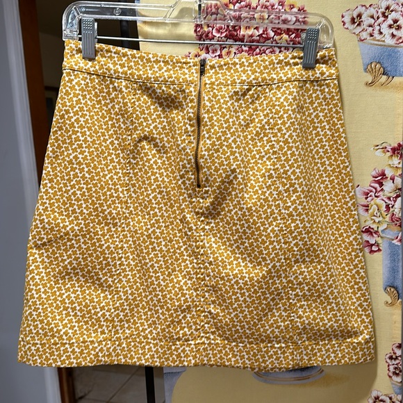 LAST WEEK! GOES TO CHARITY NEXT WEEK. Daisy Print Casual Boden Mini Skirt - Picture 4 of 6